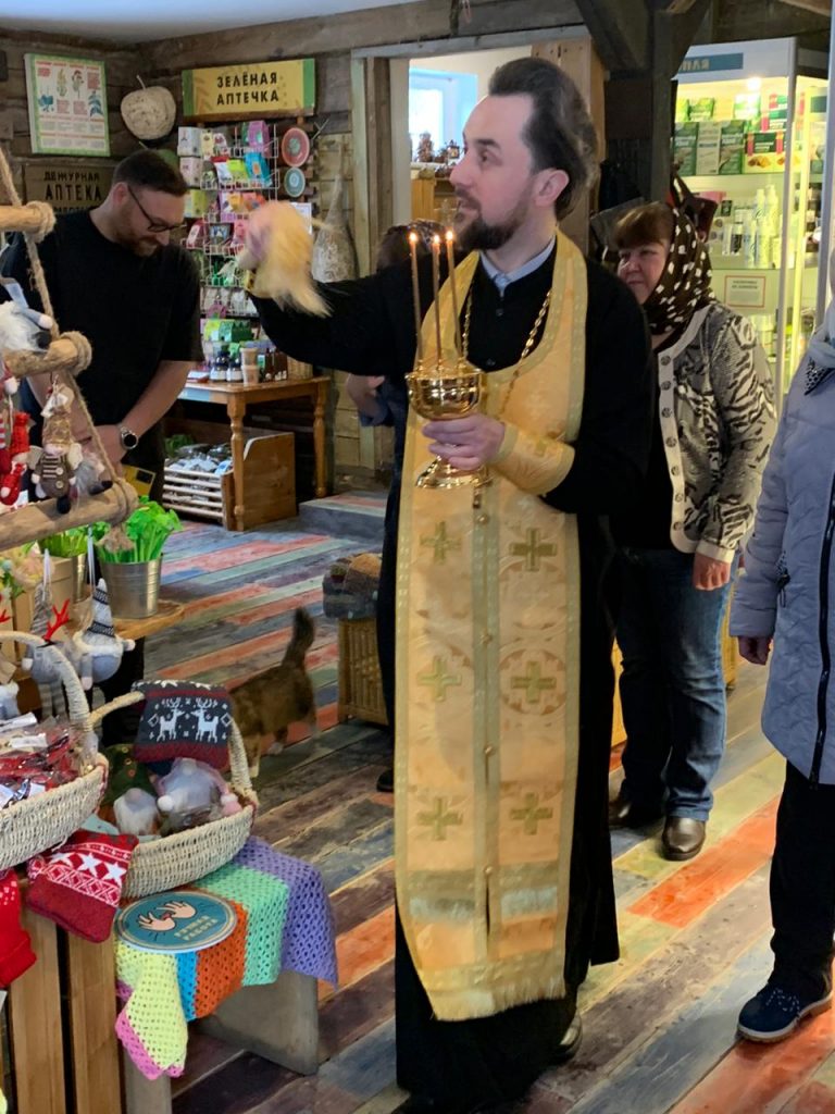 Новый магазин сувениров, косметики и подарков «Гостинчики» получил благословение священника