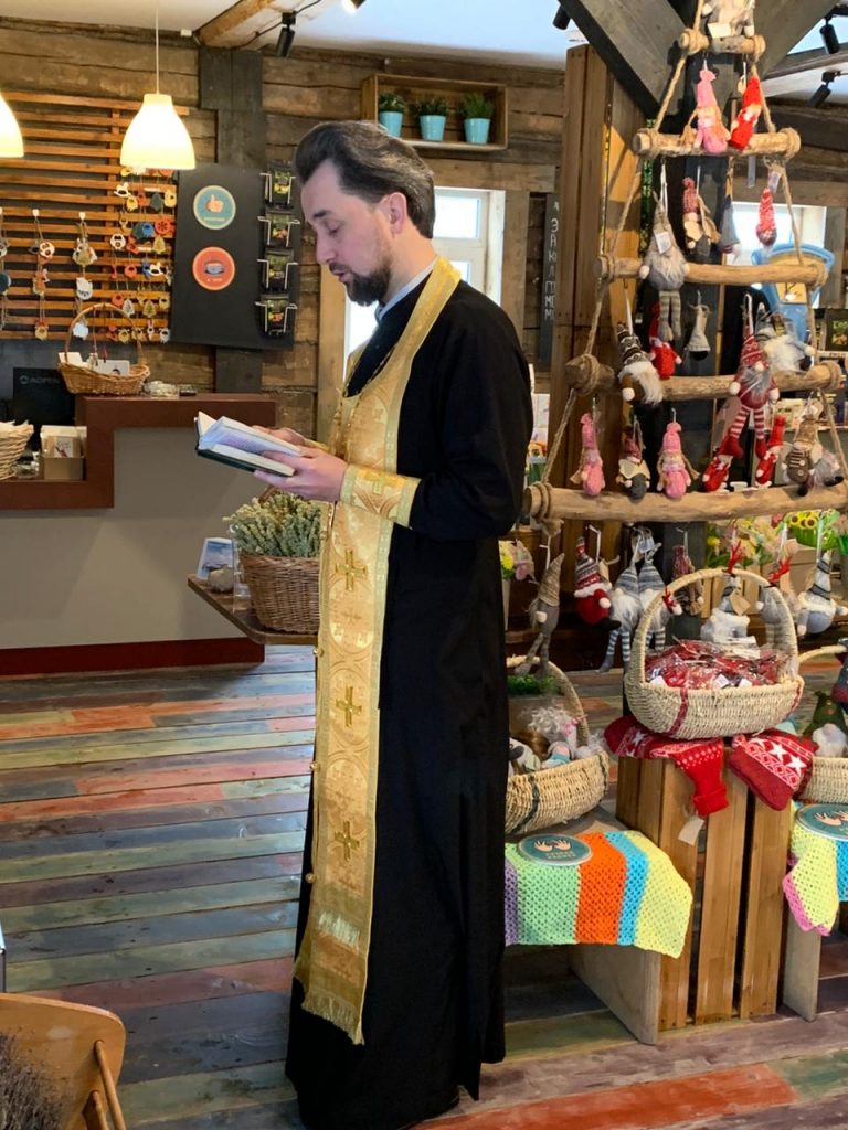 Новый магазин сувениров, косметики и подарков «Гостинчики» получил благословение священника